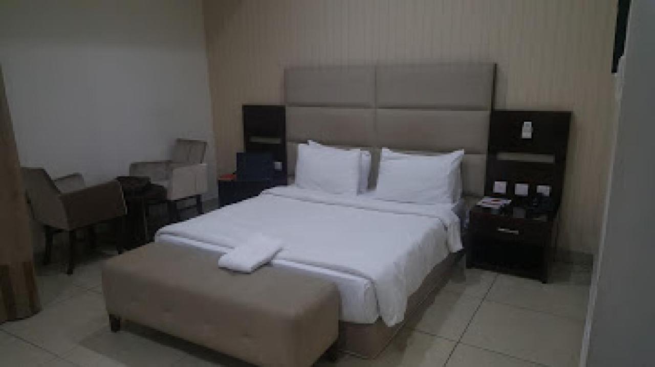 Room in Lodge - Full Moon Hotel Owerri Buitenkant foto